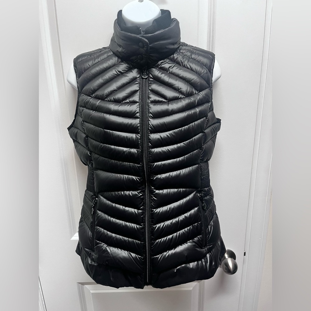 Bernardo black 90% goose down puffer vest, Knit collar, full zip, black S